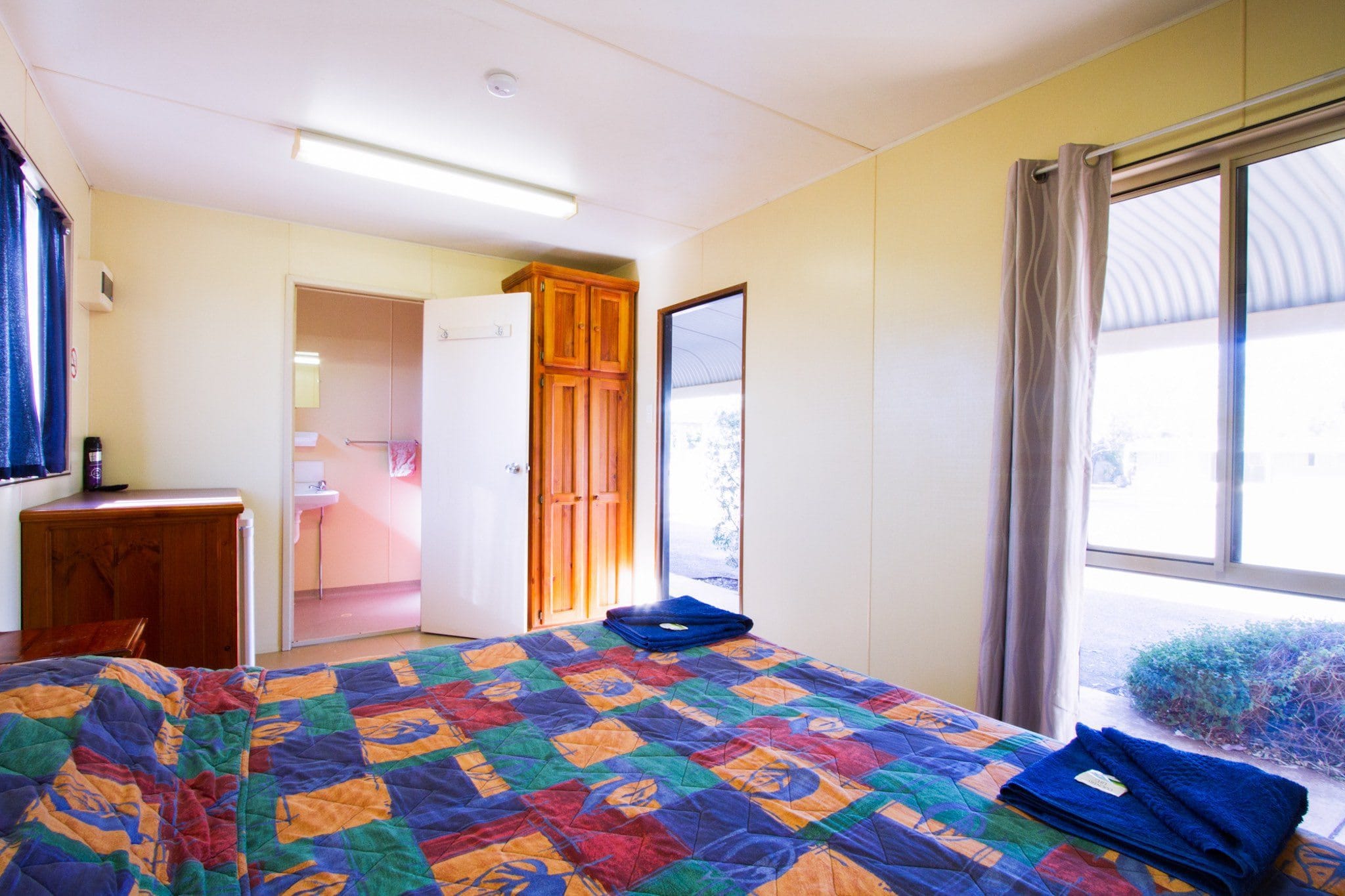 Comfortable, air-conditioned rooms at the White Cliffs Hotel